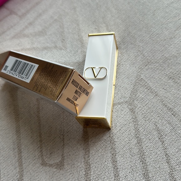 ROSSO VALENTINO EXCLUSIVE PARTY EDITION LIPSTICK undressed velvet matte 111A - Picture 8 of 16